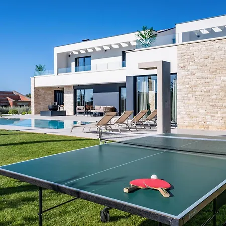 Asmoa For 8 People Near Porec With 45 M2 Heated Pool, Wellness & Sea View 빌라 *