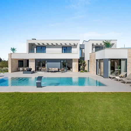 Asmoa For 8 People Near Porec With 45 M2 Heated Pool, Wellness & Sea View 빌라 *