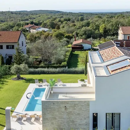 빌라 Asmoa For 8 People Near Porec With 45 M2 Heated Pool, Wellness & Sea View *