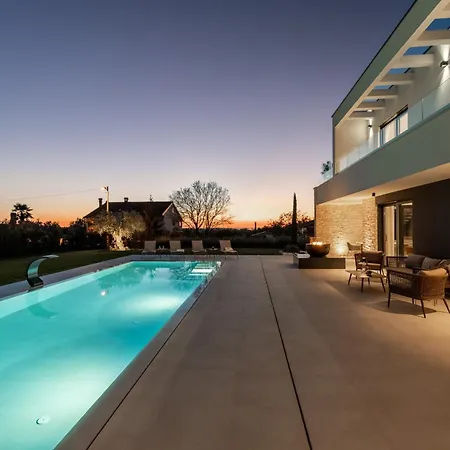 Asmoa For 8 People Near Porec With 45 M2 Heated Pool, Wellness & Sea View 빌라