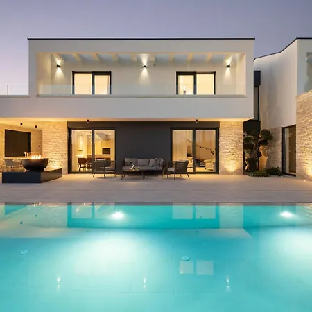 Asmoa For 8 People Near Porec With 45 M2 Heated Pool, Wellness & Sea View 빌라