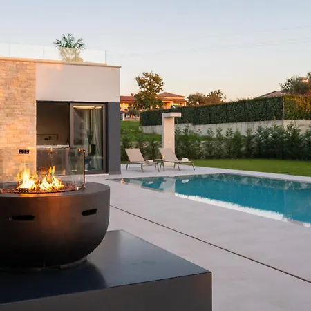 Asmoa For 8 People Near Porec With 45 M2 Heated Pool, Wellness & Sea View *