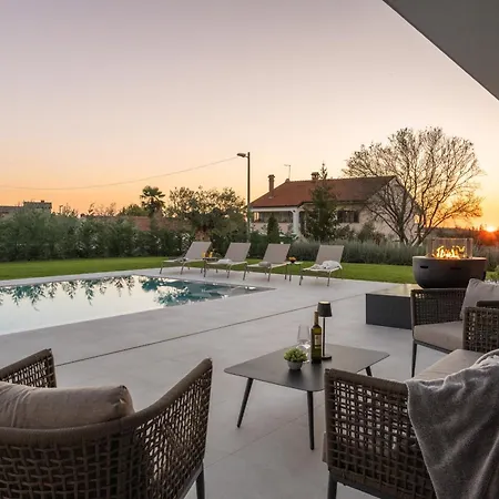 Asmoa For 8 People Near Porec With 45 M2 Heated Pool, Wellness & Sea View *