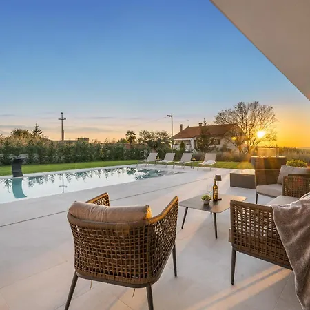 빌라 Asmoa For 8 People Near Porec With 45 M2 Heated Pool, Wellness & Sea View Rapavel