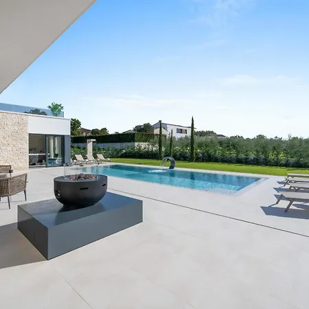 Asmoa For 8 People Near Porec With 45 M2 Heated Pool, Wellness & Sea View 빌라 Rapavel