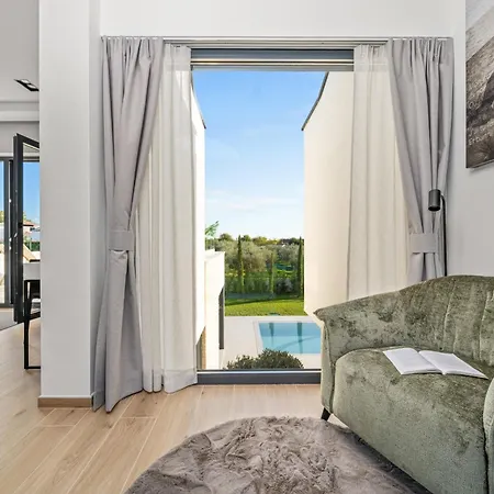 빌라 Asmoa For 8 People Near Porec With 45 M2 Heated Pool, Wellness & Sea View