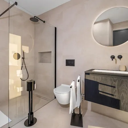 Asmoa For 8 People Near Porec With 45 M2 Heated Pool, Wellness & Sea View 빌라 Rapavel
