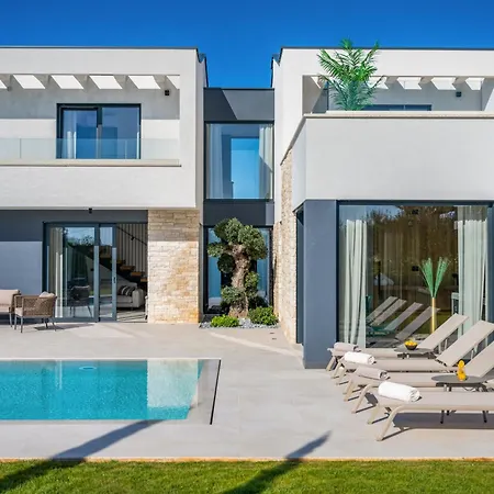 빌라 Asmoa For 8 People Near Porec With 45 M2 Heated Pool, Wellness & Sea View
